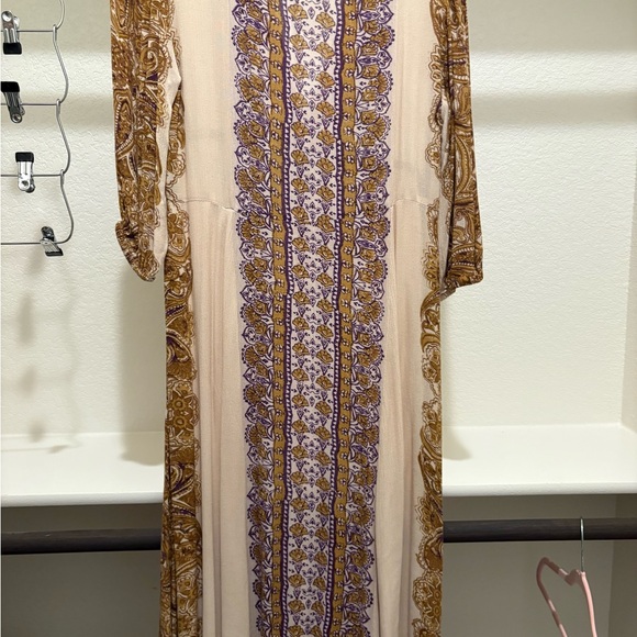 Elegant Cream and Purple Maxi Dress - Picture 4 of 4